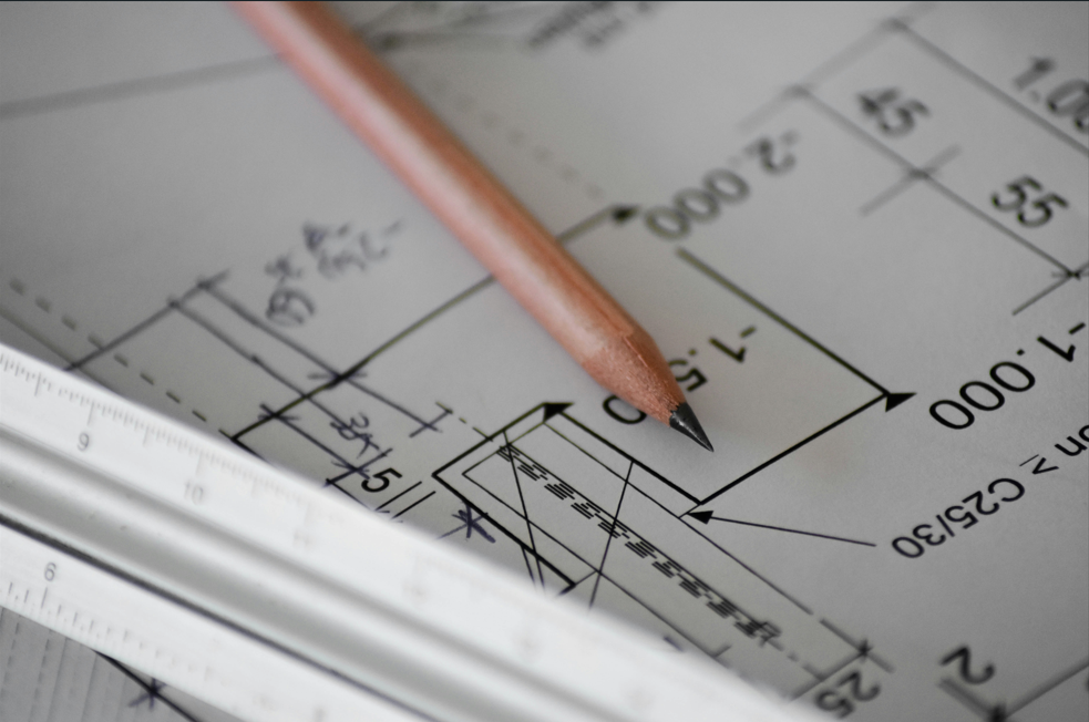 Plan technique et crayon : préparation détaillée du chantier par PERÉLIA