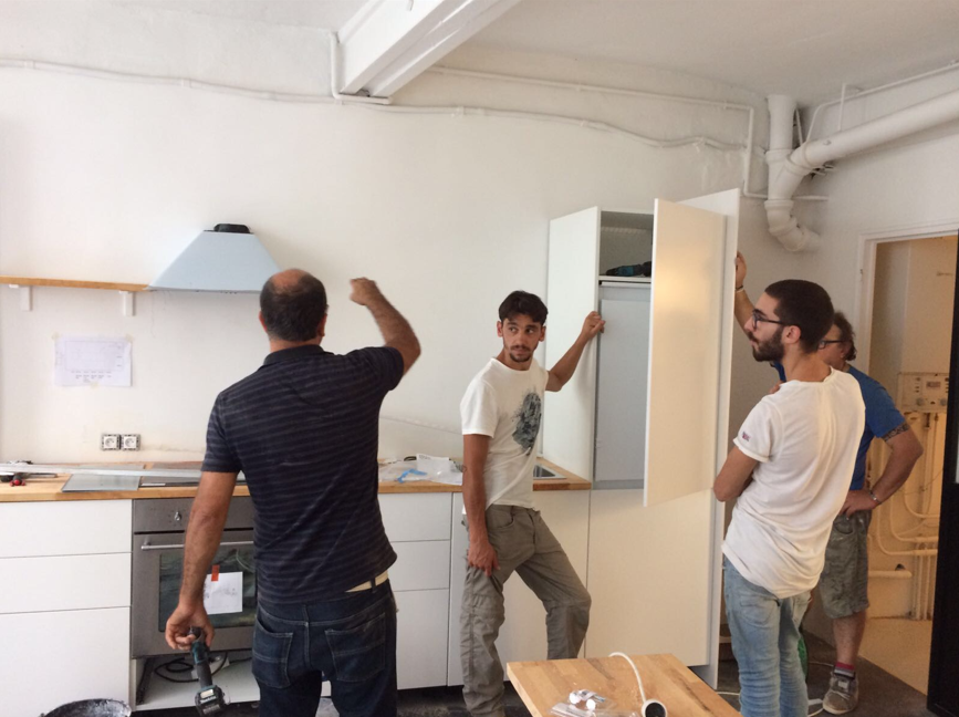Équipes coordonnées lors de l'installation d'un espace cuisine en entreprise