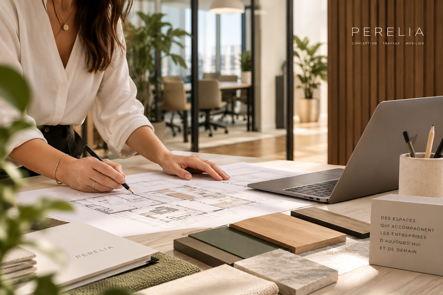 Conception d'un plan d'aménagement de bureaux avec échantillons de matériaux