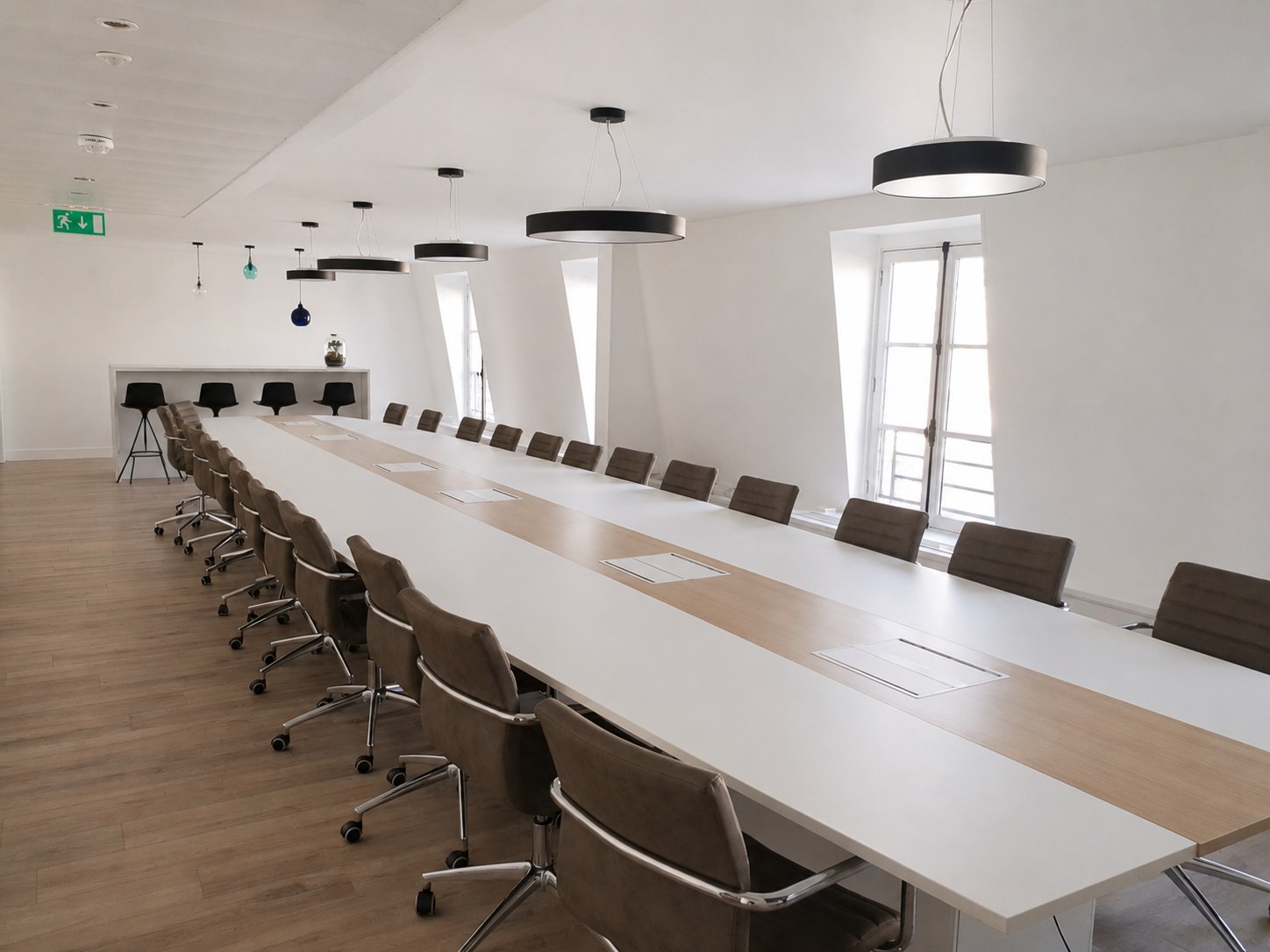 Grande salle de réunion d'un cabinet d'audit et de conseil à Paris 8e