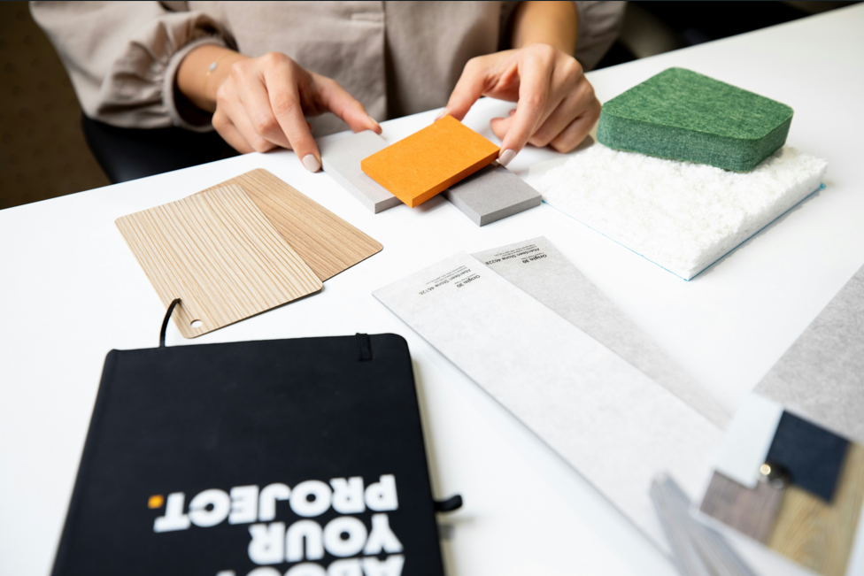 Sélection d'échantillons de matériaux, couleurs et finitions pour un projet de bureaux